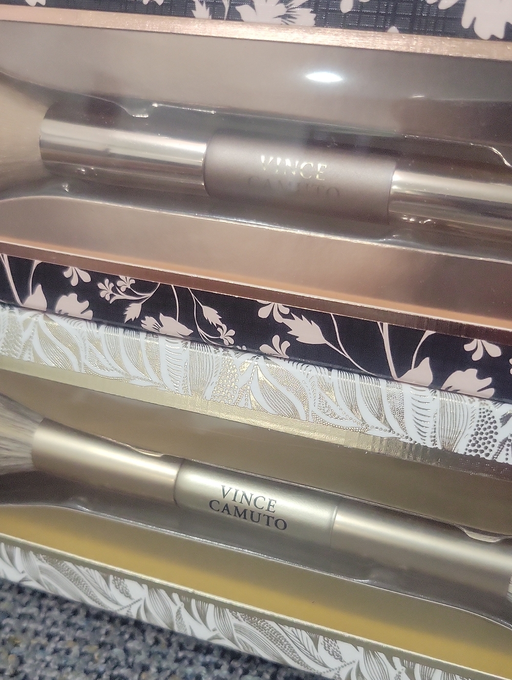 VINCE CAMUTO Dual-Ended Face Brush (for 1) - Picture 9 of 9
